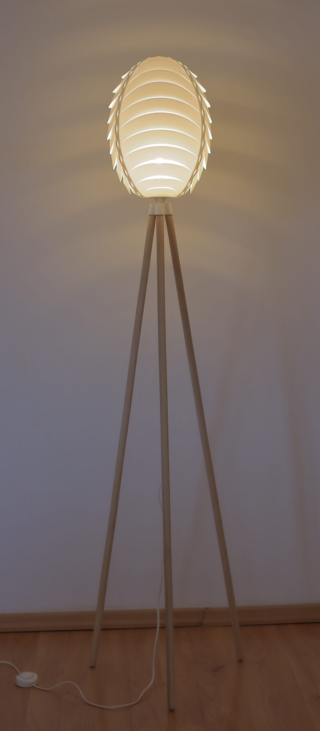 Abażur Elipso ze stojakiem drewnianym wys. 140cm