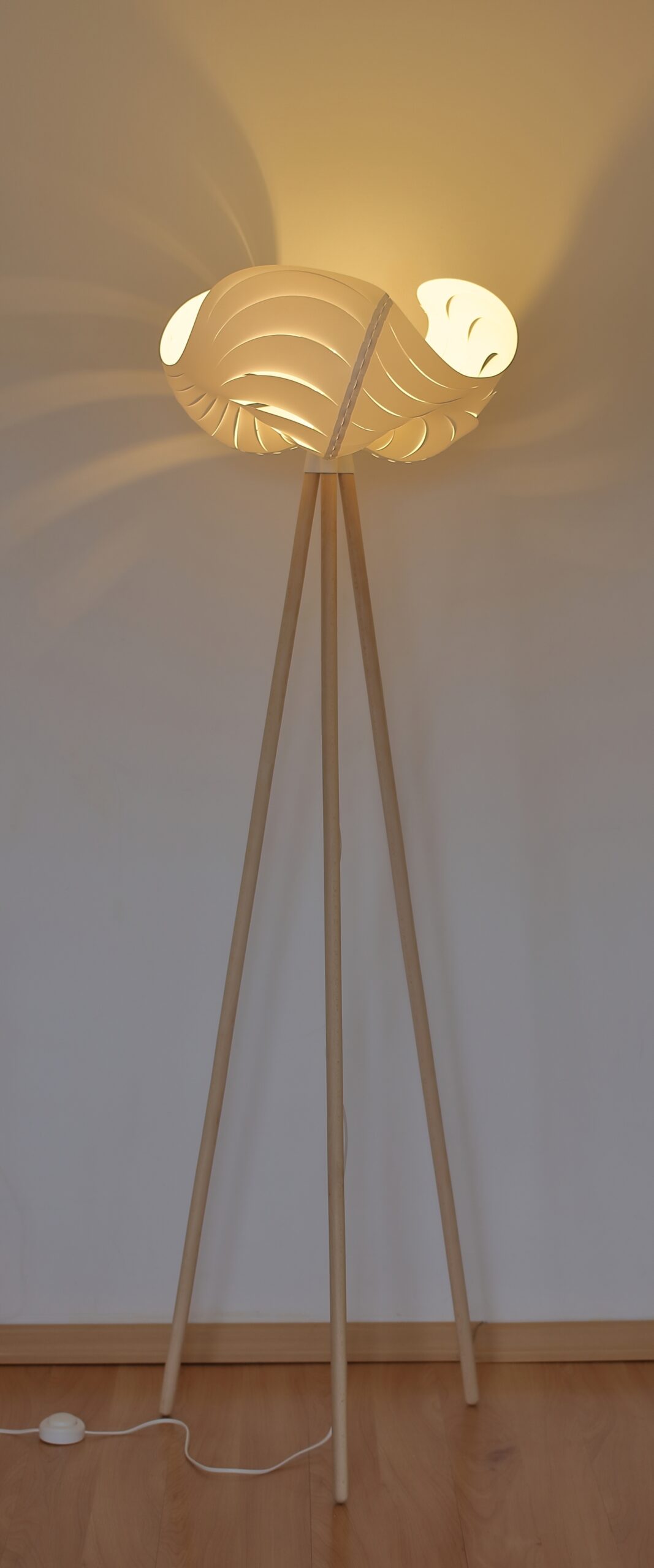 Abażur Magnolio ze stojakiem drewnianym wys. 140cm
