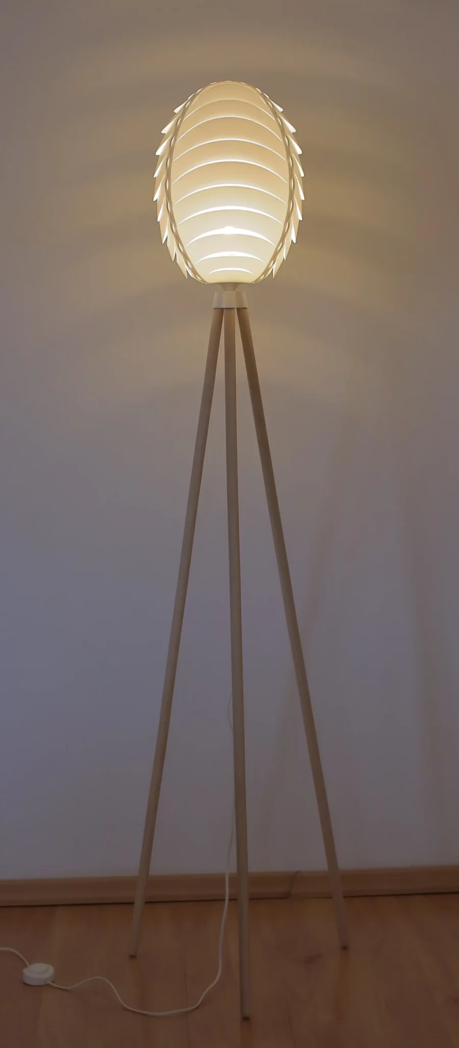 Abażur Elipso ze stojakiem drewnianym wys. 160cm